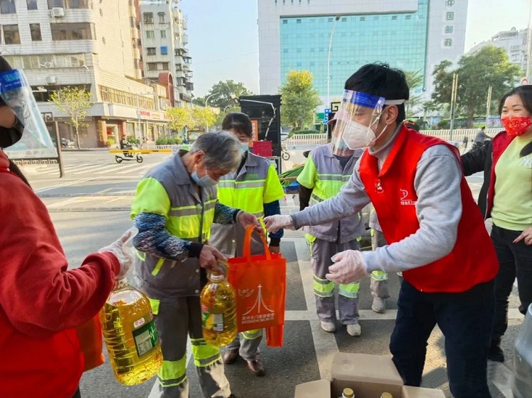 Tabitha volunteers of Beimen Church in Zhangzhou, Fujian, presented cooking oil and other items to street cleaners in January, 2023.