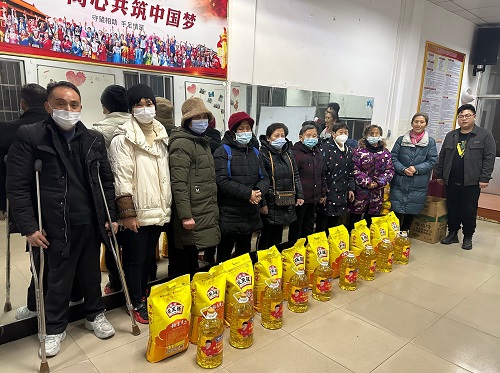 Needy persons received rice and edible oil from Yidu Church in Hubei which carried out visits between January 9 and 13, 2023.