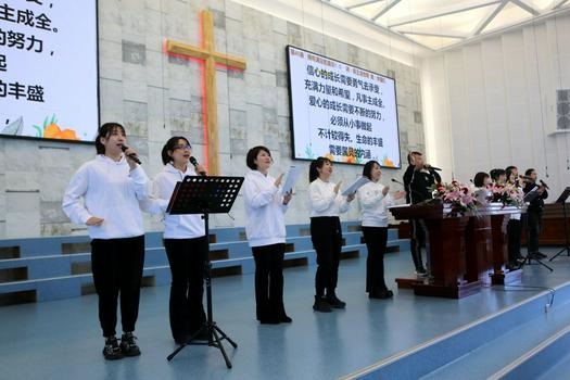 The praise team was worshipping God during a retreat held in Eternal Life Church, Gaizhou City, Yingkou, Liaoning, from February 20 to 22, 2023.