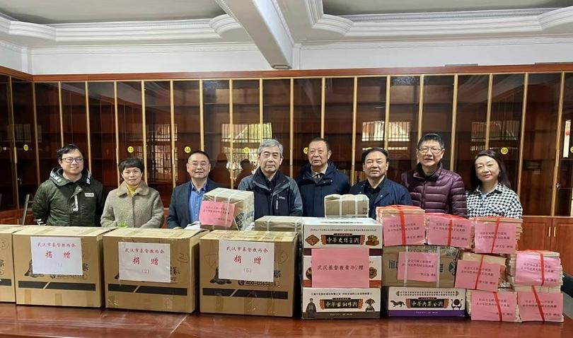 Chinese classics books were presented to Shimen Meeting Point in Hongshan District, Wuhan, Hubei, by Wuhan CC&TSPM, Wuhan YMCA, and Griffith Church in Hankou on February 21, 2023.