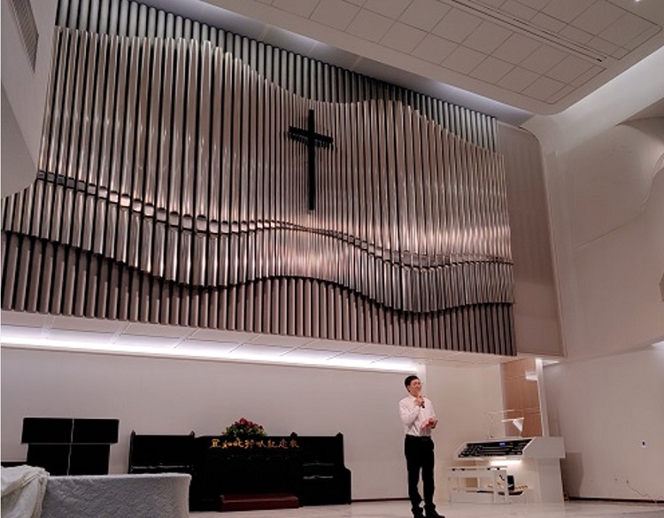 Rev. Chen Ming hosted an organ concert with a pipe organ in the background at the Flower Lane (or Huaxiang) Church in Fuzhou, Fujian, on March 15, 2022.