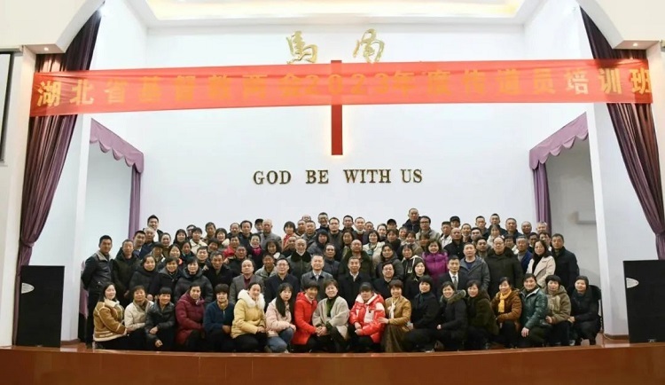  Trained pastors and lecturers took a group picture during a training course conducted at Seed Church in Jianli City, Jingzhou City, Hubei Province, from March 20 to 24, 2023.