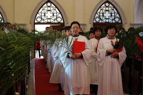 Members of Jiayin Choir of Shishan Church in Suzhou, Jiangsu, held palm branches in their hands and entered the main building on April 2, 2023.