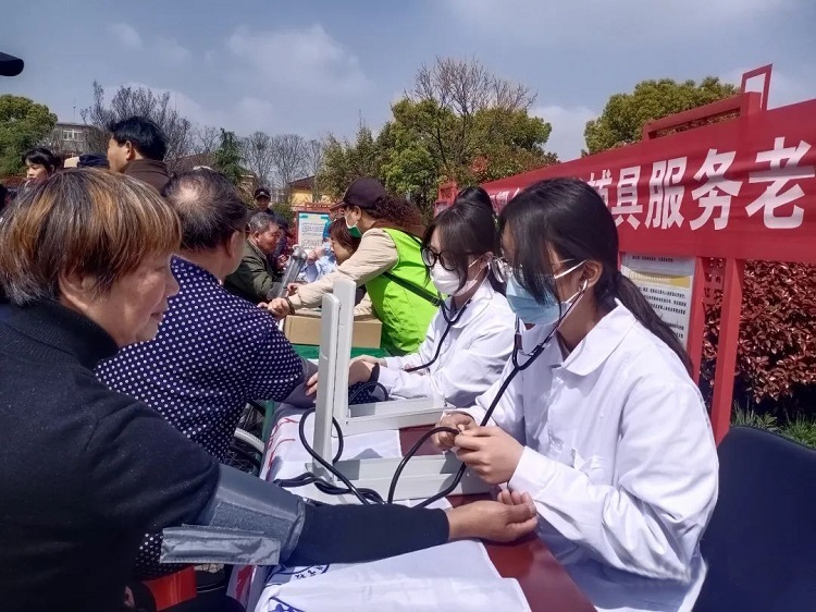 Nursing students from Zhenjiang College in Jiangsu took blood pressure for the elderly freely on April 7, 2023.