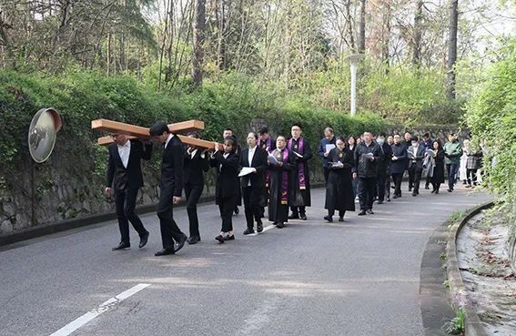 Students carried a cross to walk the 14 stations of Jesus' cross in Nanjing Union Theological Seminary, Jiangsu Province, on April 7, 2023.
