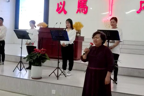 The praise team was worshipping God during a Palm Sunday service held at Teng'ao Church in Haicheng City, Liaoning Province, on April 2, 2023.