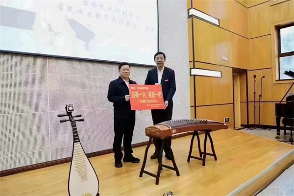 The Department of Ethnic and Religious Affairs of Fujian Province presented the Fujian Theological Seminary with a Guzheng (Chinese plucked zither) and a Pipa (Chinese lute) during a folk music sharing session on April 6, 2023.