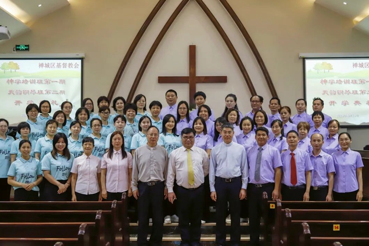 Pastors and trainees attending training courses in theology and piano conducted by Chancheng District CC&TSPM in Foshan, Fujian, took a group picture on April 23, 2023.