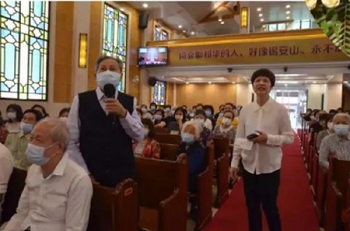 A senior believer stood up to answer a question during an exchange meeting for a ministry for believers over 50 years old at Zion Church in Guangzhou, Guangdong, on April 23, 2023.