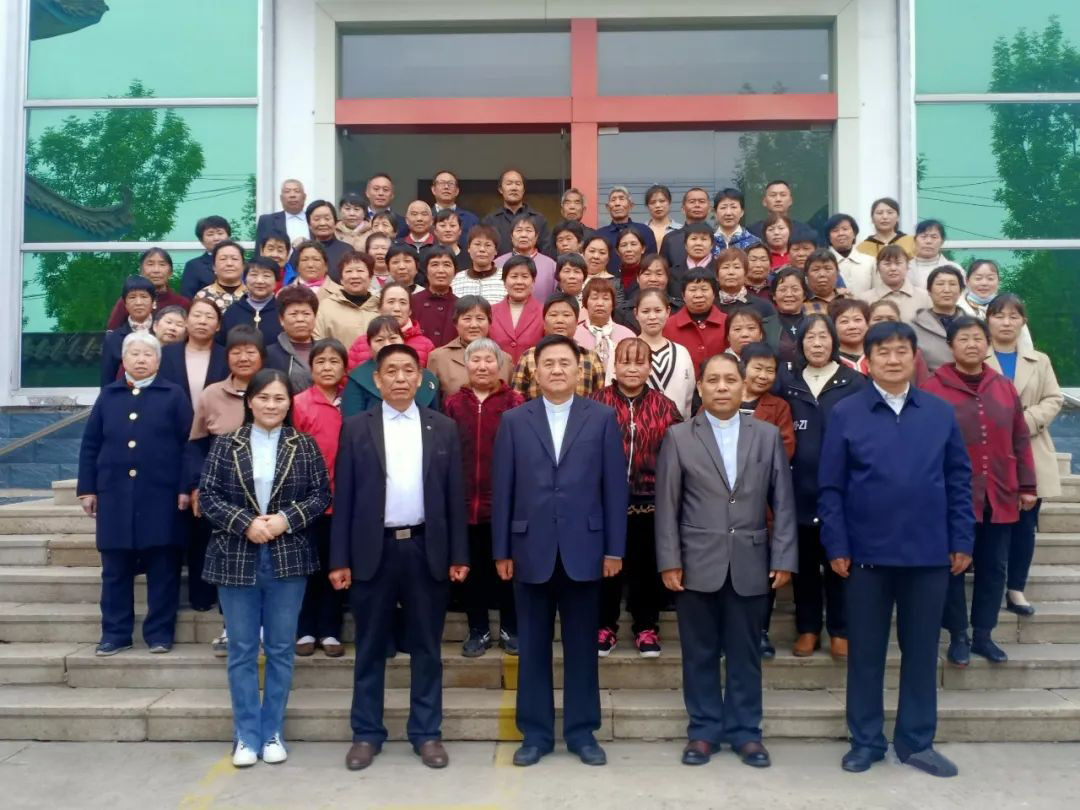 Church volunteers and church leaders took a group picture during a volunteer training class conducted by Ningyang County CC&TSPM in Taian, Shandong, at Qi En (Amazing Grace) Church from April 28 to 30, 2023.