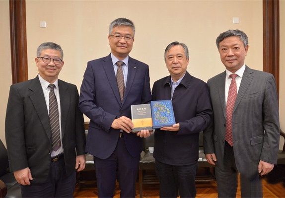 Leaders of the China Graduate School of Theology (CGST) in Hong Kong and CCC&TSPM took a group picture with two books in hands on May 9, 2023.