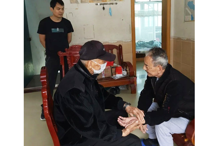 Senior herbalist doctor Zeng Zhaozhuo performed a pulse diagnosis on an elderly man in Quqiao village, Xindu town, Licheng District, Putian, Fujian, on May 8, 2023.