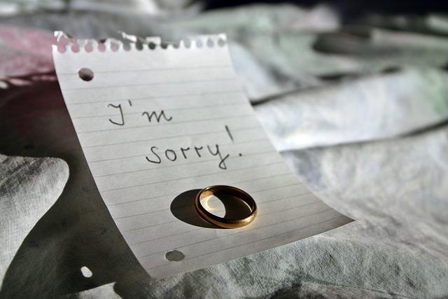 A ring on paper with words of “I'm sorry!"