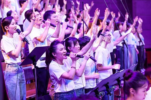 Believers worshipped God during a musical evangelistic meeting conducted at Chongyi Church in Hangzhou, Zhejiang, in an unknown year.