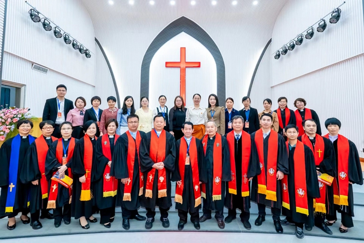 Pastors and believers took a group picture after a dedictaion service for the new building of Taihu Church in Chengxiang District, Putian City, Fujian Province, on May 1st, 2023.