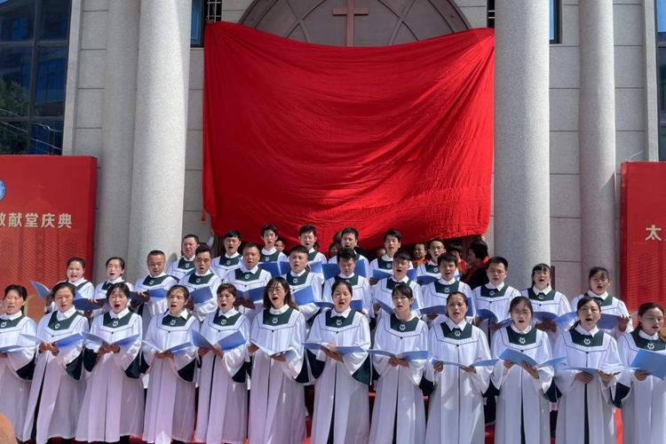 Choir members sang a hymn to celebrate the dedictaion of the new building of Taihu Church in Chengxiang District, Putian City, Fujian Province, on May 1st, 2023.