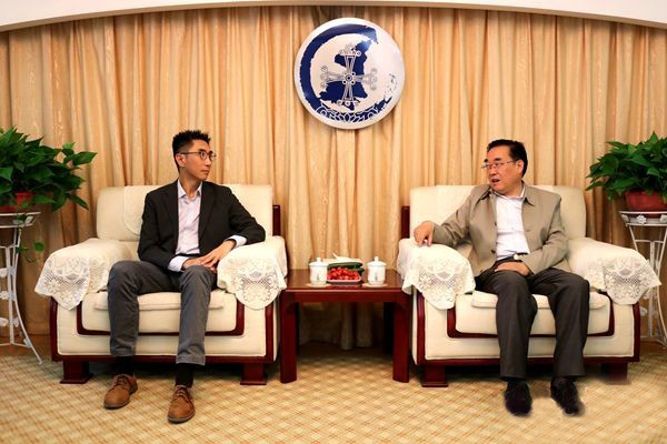 Rev. Wang Jun, chairman and president of Shaanxi CC&TSPM, talked with Matthew Fung, general secretary of Christian Communications LTD., Hong Kong, during a visit on June 2, 2023.  