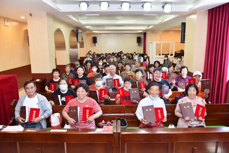 Believers took a group picture with certificates of completion and Bibles in their hands as they graduated from the sixth literacy class at Huai'an Church in Jiangsu Province on June 13, 2023.