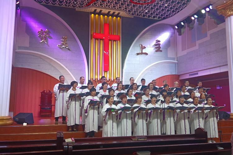 Choir members of Shuguang Church in Baoji, Shaanxi, sang a hymn during a Sunday service to celebrate Father’s Day on June 18, 2023.