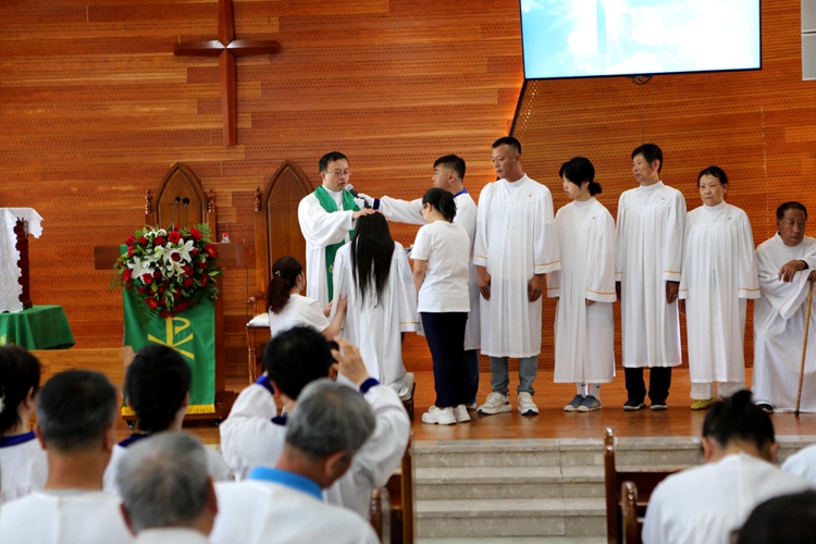 Rev. Liu Hong hosted a baptism service at Beishi Church in Shenyang, Liaoning, on June 18, 2023.