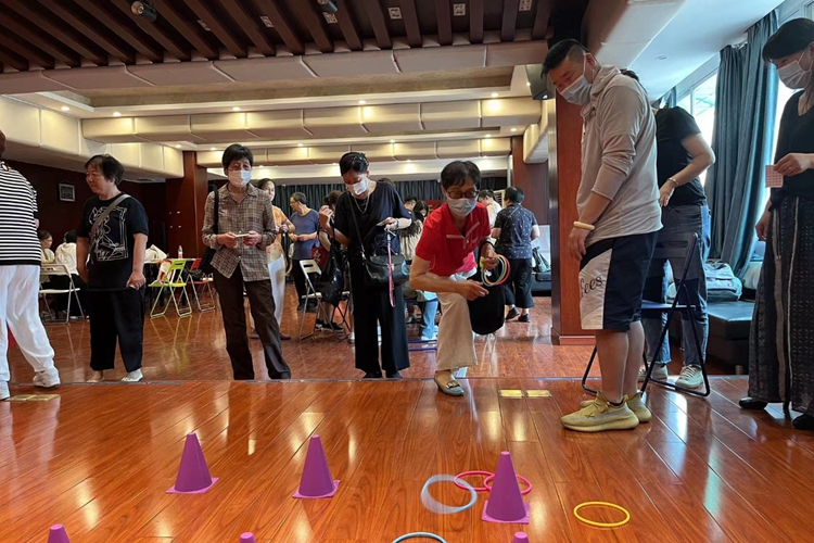 Hangzhou CC&TSPM and the Xiaoying Street Home Care Service Center in Zhejiang hosted a ring toss game for the elderly to welcome the 2023 Asian Games in June, 2023.