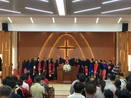 Rev. Yue Qinghua, president of Fujian Theological Seminary, offered a prayer of benediction during a dedication service for Touyingshi Church in Nanri Town, Xiuyu District, Putian City, Fujian Province, on June 23, 2023. 