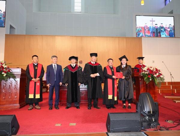 A student received a graduate certificate or diploma from Christian leaders at Nanjing Union Theological Seminary on June 20, 2023.