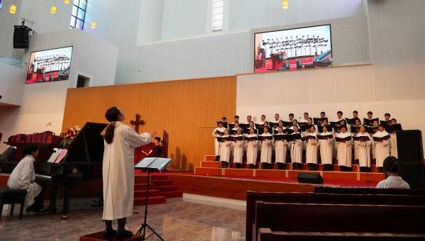 Choir memebers sang a hymn during a graduation ceremony which took place at Nanjing Union Theological Seminary in Jiangsu on June 20, 2023.