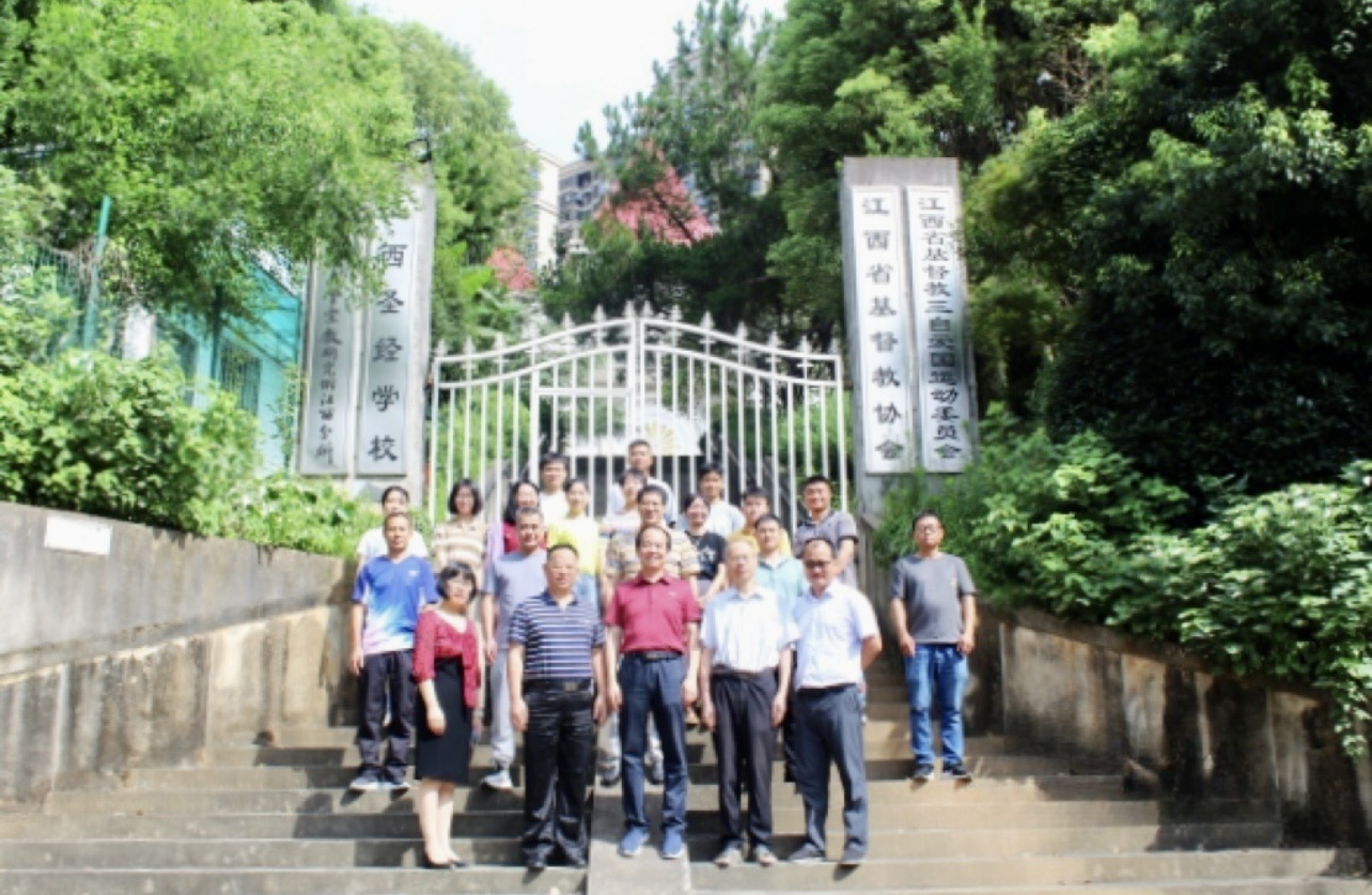 Students of the advanced pastoral personnel seminar held by Jiangxi CC&TSPM took a group picture in front of Jiangxi Bible School at the opening ceremony on July 4th, 2023.