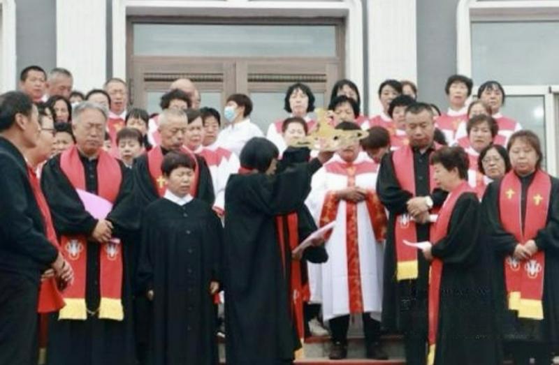 A group photo was taken during the consecration ceremony for a new church building in Keyihe Town, Ewenki Autonomous Banner, Hulunbuir City, Inner Mongolia, on June 29, 2023.