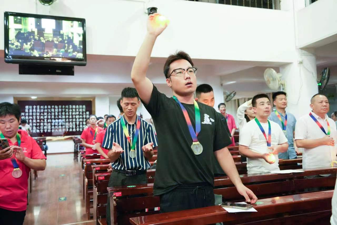 Believers was praising in a praise meeting held by Tumen Church in Xi’an Shaanxi province on July 12, 2023.