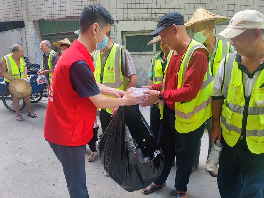 A volunteer from Beimen Church in Zhangzhou distributed small summer gifts to local sanitation workers at the end of June.