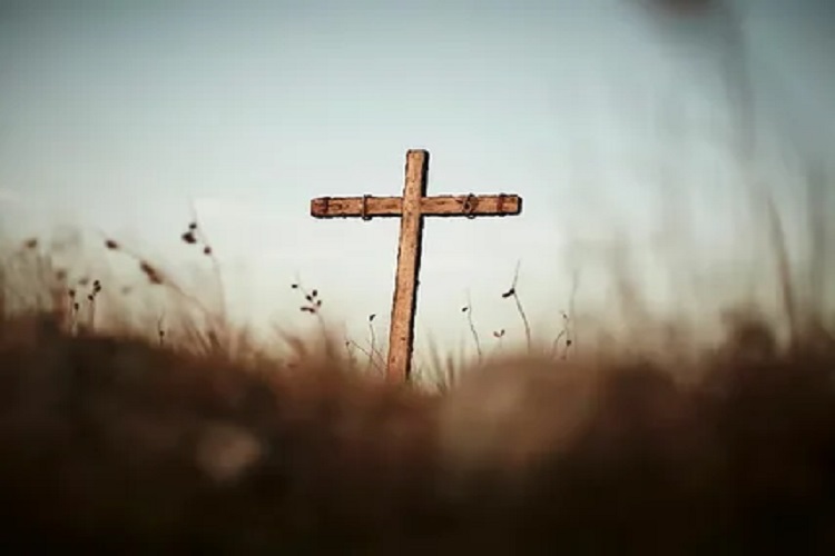 A picture of a cross in the grass