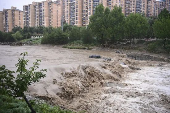 After the formation of the peak flood on July 31, 2023, for the first time, Beijing utilized the Beijing Zhaitang Reservoir built in 1998 to regulate the flood peak.