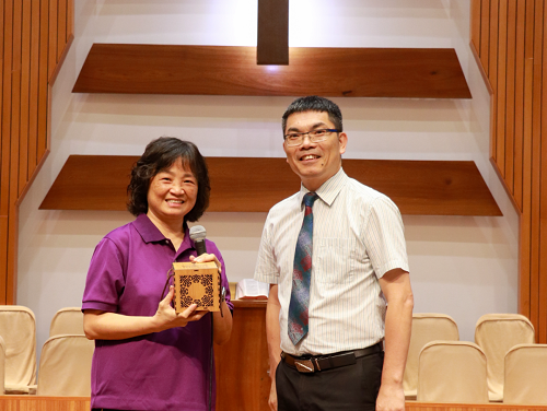 Rev. HUI Shuk-fun (left) from the Hong Kong Police Force Enoch Christian Fellowship took a picture with Rev. Lu Hanqu, chairman of Dongguan TSPM, during a visit to Gospel Church in Taiping, Dongguan, Guangdong, from July 28th to 30th, 2023.      