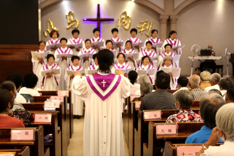 Choir members presented a hymn to celebrate the fifth anniversary of the Senoir Fellowship of Wenhua Road Church in Pulandian District, Dalian, Liaoning Province, on August 3, 2023.