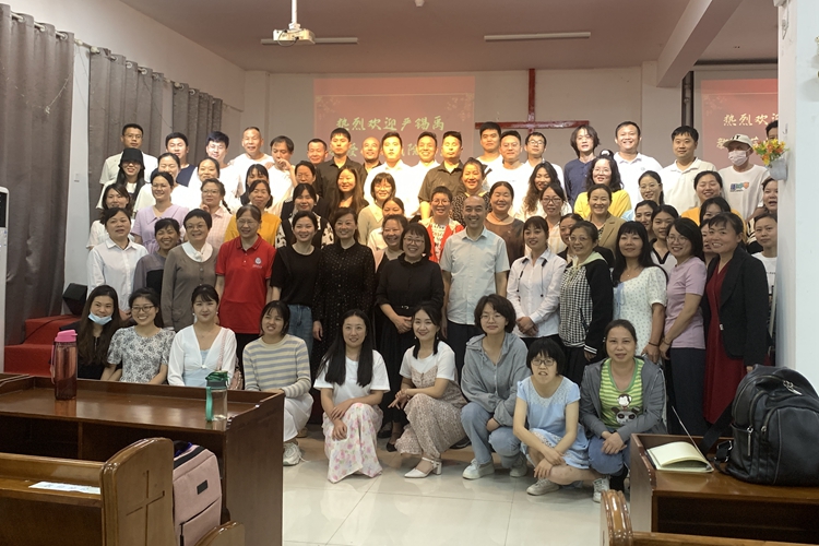 The faculty and students of Zhongnan Theological Seminary in Hubei took a group picture after attending a lecture themed 