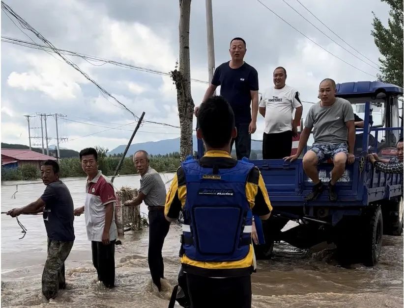 Recently, a rescue team organized by the Bayan County CC&TSPM carried out a rescue at the severely flooded areas in Harbin, Heilongjiang.