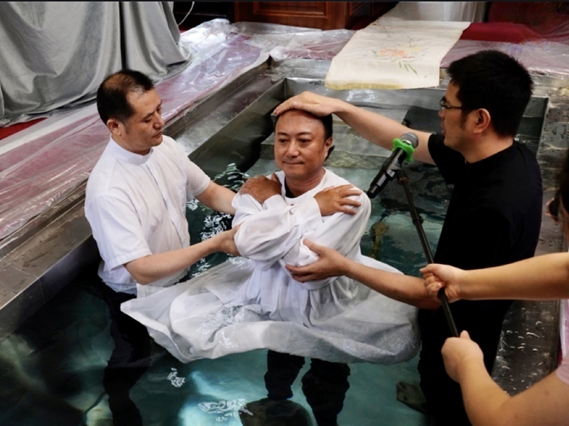 Senior Pastor Huang Mingke of Sicheng Church baptized a believer during the full immersion baptism at the church in Hangzhou, Zhejiang, on August 6, 2023.