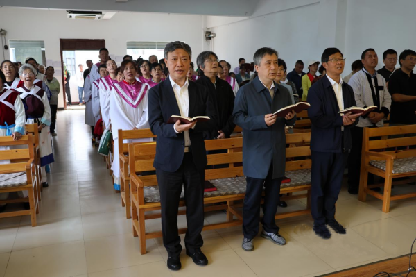 Rev. Wu Wei (first left) and Rev. Xu Xiaohong (middle), president and chairman of CCC&TSPM worshiped God with the multi-ethnic believers at Zaihou Meeting Point in Xi’an Street, Gucheng District, Lijiang City, Yunnan Province, on August 13, 2023.