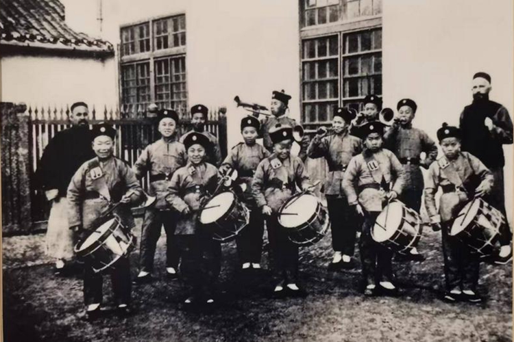 A historical picture of T'ou-Sè-Wè Band consisting of orphans in Shanghai