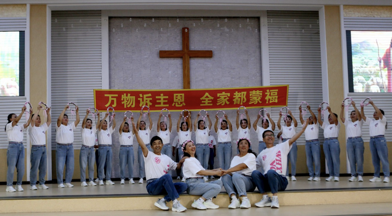 A group of elderly believers danced during the "ninth Joyful Choir’s Dance Party (the elderly group) of the Sinicization of Christianity " in New Life Church of Dashiqiao City, Liaoning Province, on August 25th, 2023.