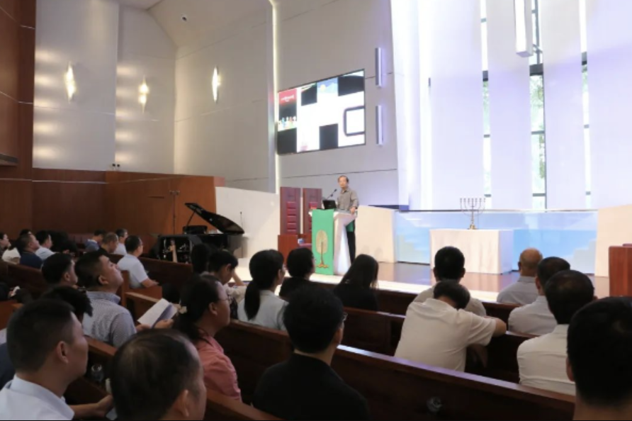 Dr. Zhang Lue, a tutor for doctoral students in the New Testament at the Nanjing Union Theological Seminary, lectured on "New Testament Study of the 'Sermon on the Mount" at Tianhe Church in Guangzhou, Guangdong on August 22–24, 2023.