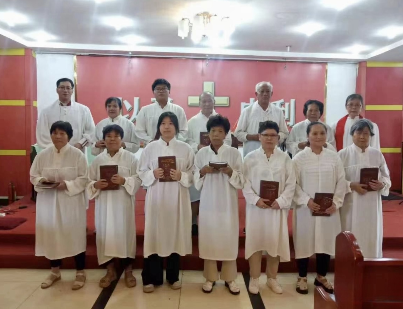 Group photo of 12 newly baptized believers with Rev. Yi Zaizhong, chairman and president of Yichun municipal CC&TSPM (the first from the top left), and church staff at the temporary site of Jesus Church on Ping'an Road in Yichun, Jiangxi, on August 27, 2023.