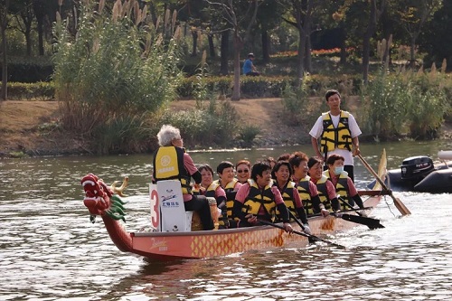 The dragon boat team funded by Shanghai Agape Foundation for breast cancer survivors participated in the Shanghai Dragon Boat Race on October 22, 2023.