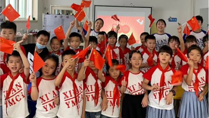 A group photo of the migrant workers' children supported by the Xi'an YMCA 