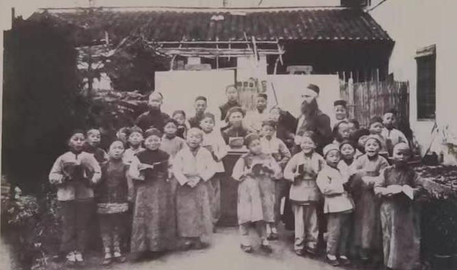 A French missionary, Achilles Durand, taught a group of Chinese orphans to annotate Latin lyrics in the Shanghai dialect at the T'ou-Sè-Wè Orphanage in Shanghai at the beginning of the 20th century.