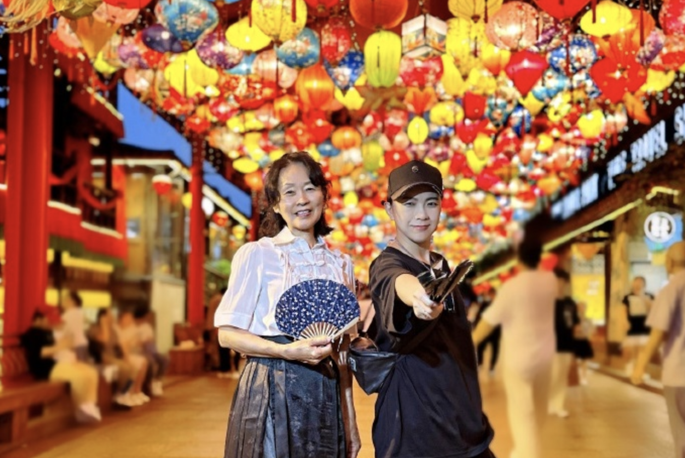 A picture of Zhang Yunjing and her mother during trip on mainland China