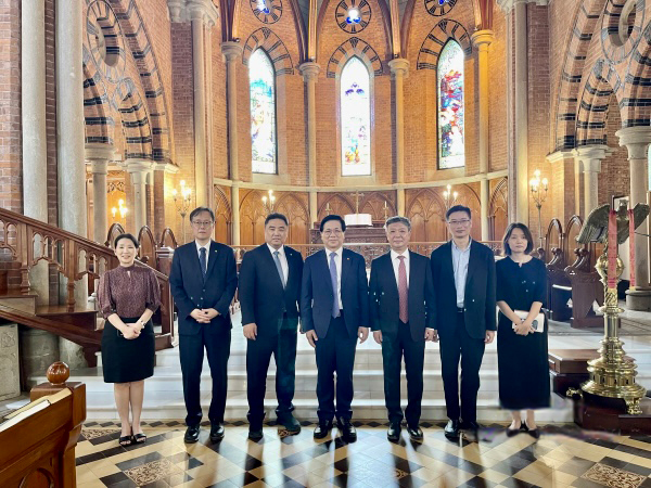 Rev. Wu Wei (third from the right), president of the China Christian Council, and Rev. Young Hoon Lee (fourth from the right), president of the Korea-China Christian Exchange Association, took a group picture in the Holy Trinity Cathedral, Shanghai, on September 8, 2023.