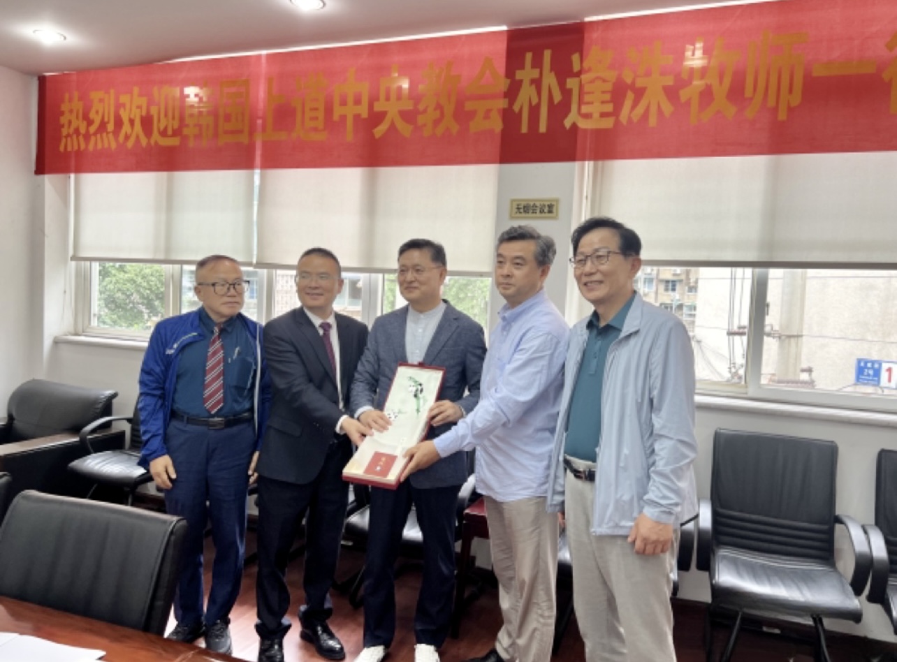 Rev. Park Pong Soo, the chief secretary (secretary-general) of the Korea-China Christian Exchange Association, representing the Sangdo Central Church in Seoul, South Korea, led a five-person delegation to visit Sichuan CC&TSPM in Chengdu, Sichuan Province, from September 11 to 13, 2023.